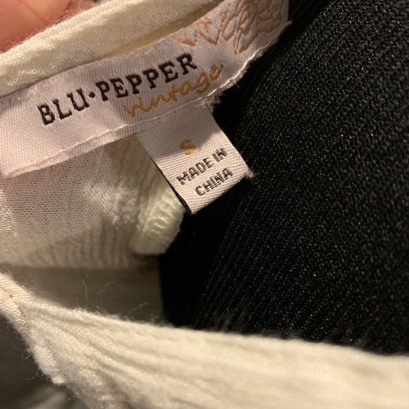 **SOLD** Blu Pepper Top - Picture 6 of 6